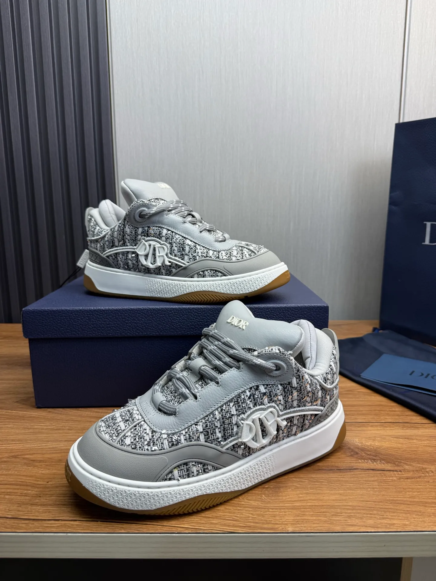 Men's shoes 💰800💰 Dior sneakers enrich the classic series with fashionable retro style. Carefully crafted, they can be paired with casual looks all year round. Dad Shoes style shoes that follow the trend of the retro market ▪️ Fabric: Original custom embroidered cowhide ▪️ Lining: Imported breathable mesh ▪️ Sole: Original molded non-slip outsole ▪️ Size: 38-45 (45 is custom-made and cannot be returned)